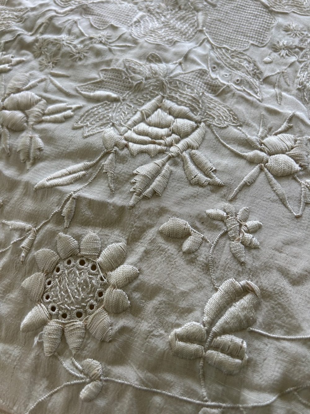 Antique ivory Embroidered Victorian throw with Fringe from great grandmother. - Picture 3 of 4